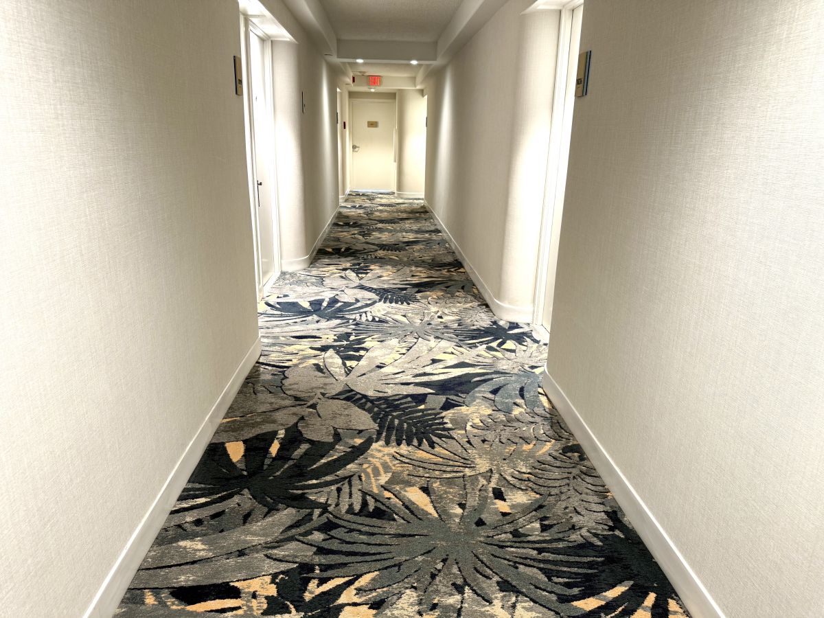 廊下のカーペットも、「パラダイスガーデン」をイメージ