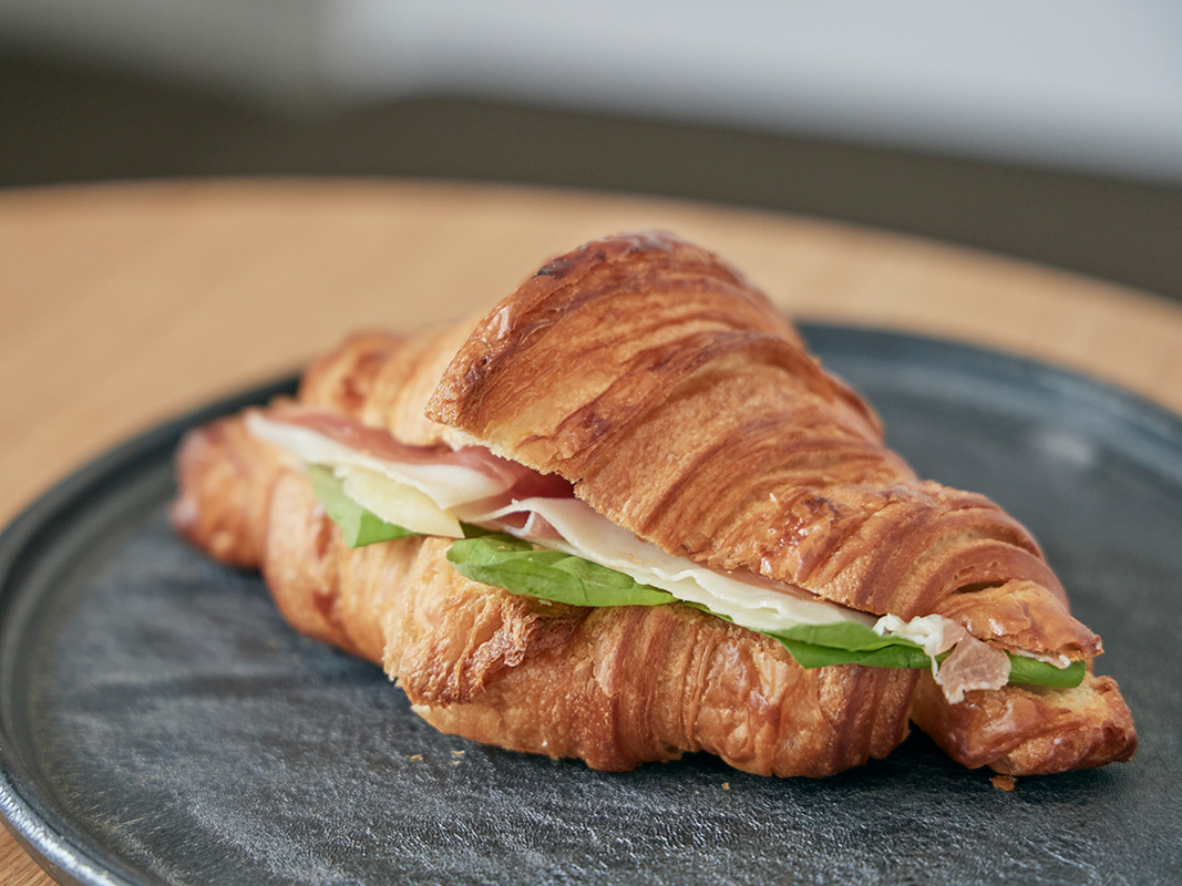 「生ハム・チーズ・ルッコラのクロワッサンサンドイッチ」750円