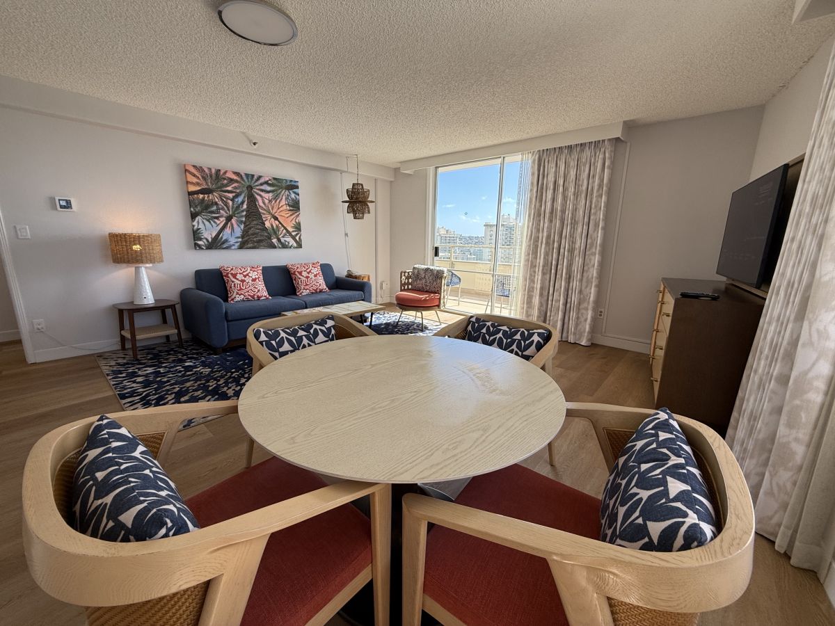  1ベッドルーム・スイート・パーシャル・オーシャンビューのリビングルーム