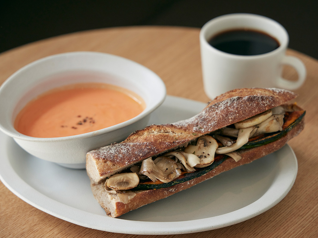 （写真左から）「季節のスープ」750円、「季節野菜とキノコのバゲットサンドイッチ」750円 ※11時からの提供、「アメリカーノ」550円 