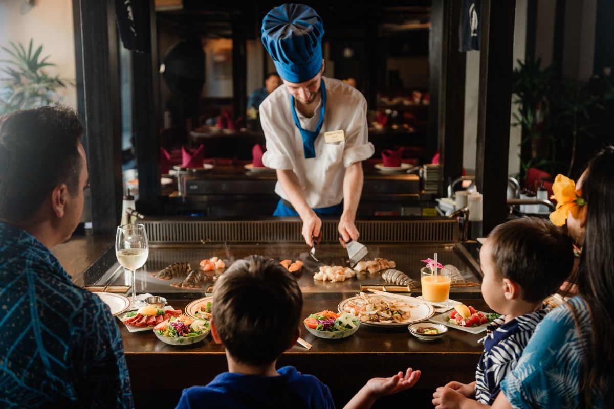 シェフが、お客様の前で迫力あるパフォーマンスをする「田中オブ東京」／アウトリガー・ワイキキ・パラダイス・ホテル