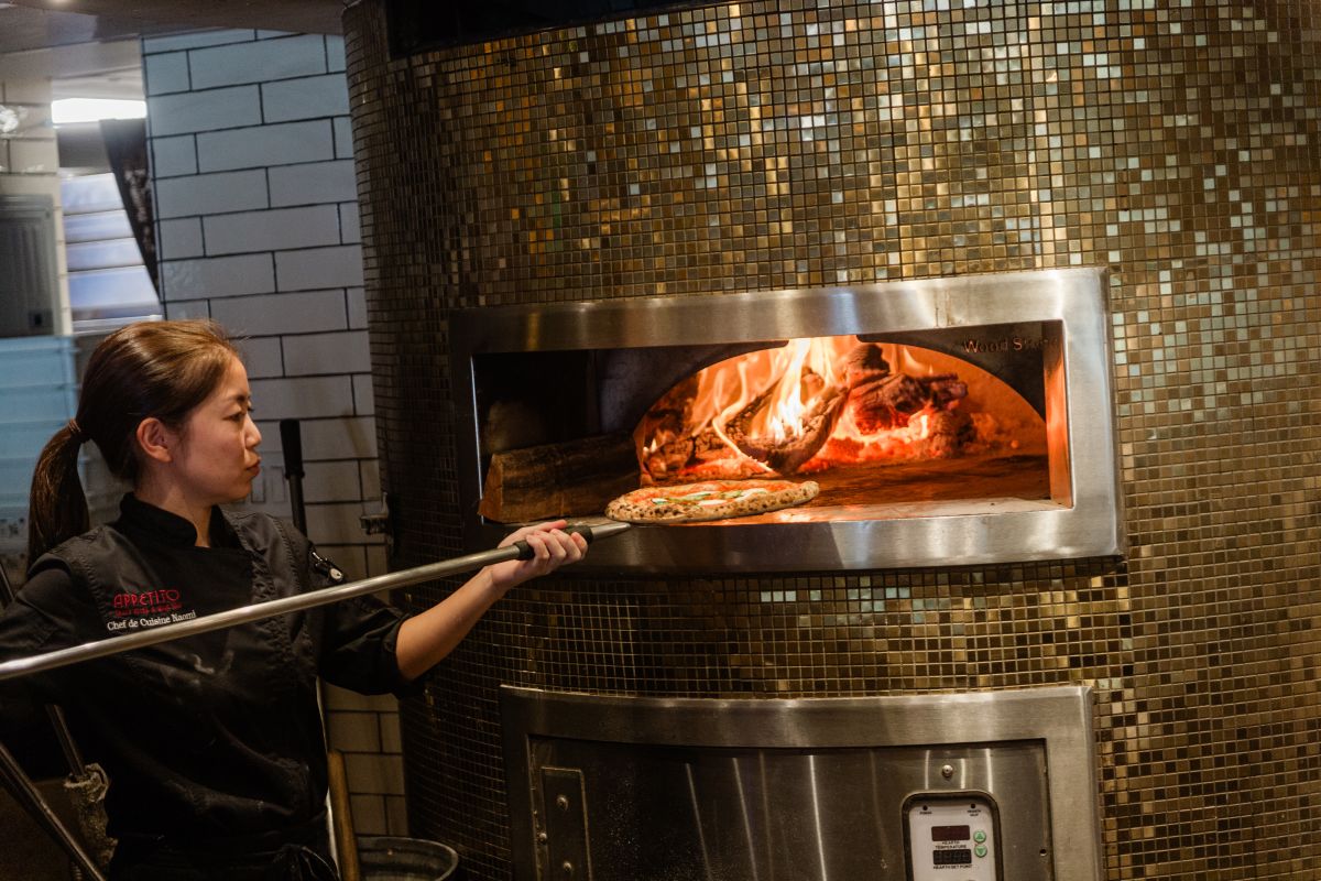 ピザ窯で焼いたピザが人気の「アペティート・クラフトピザ＆ワインバー」／アウトリガー・ワイキキ・パラダイス・ホテル