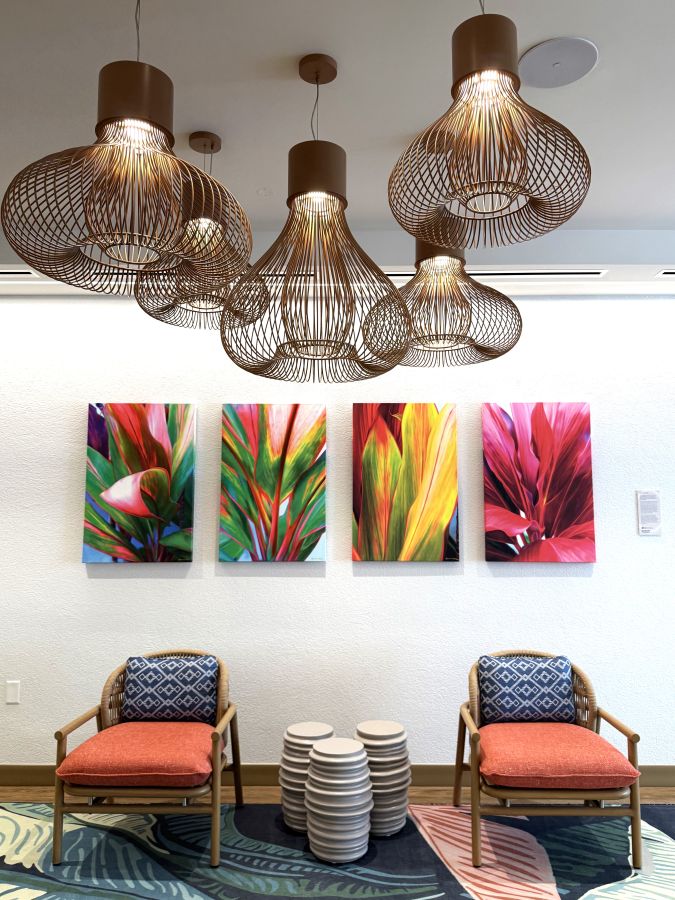 マウイ島在住のレイチェル・レイ氏によるカラフルな植物の油絵