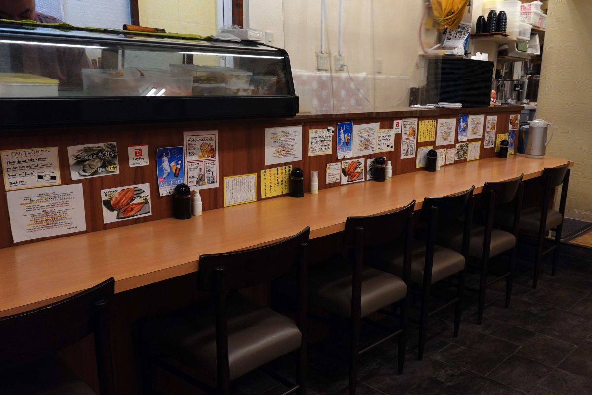 テーブル席のほかカウンター席も用意。一人でも立ち寄りやすい