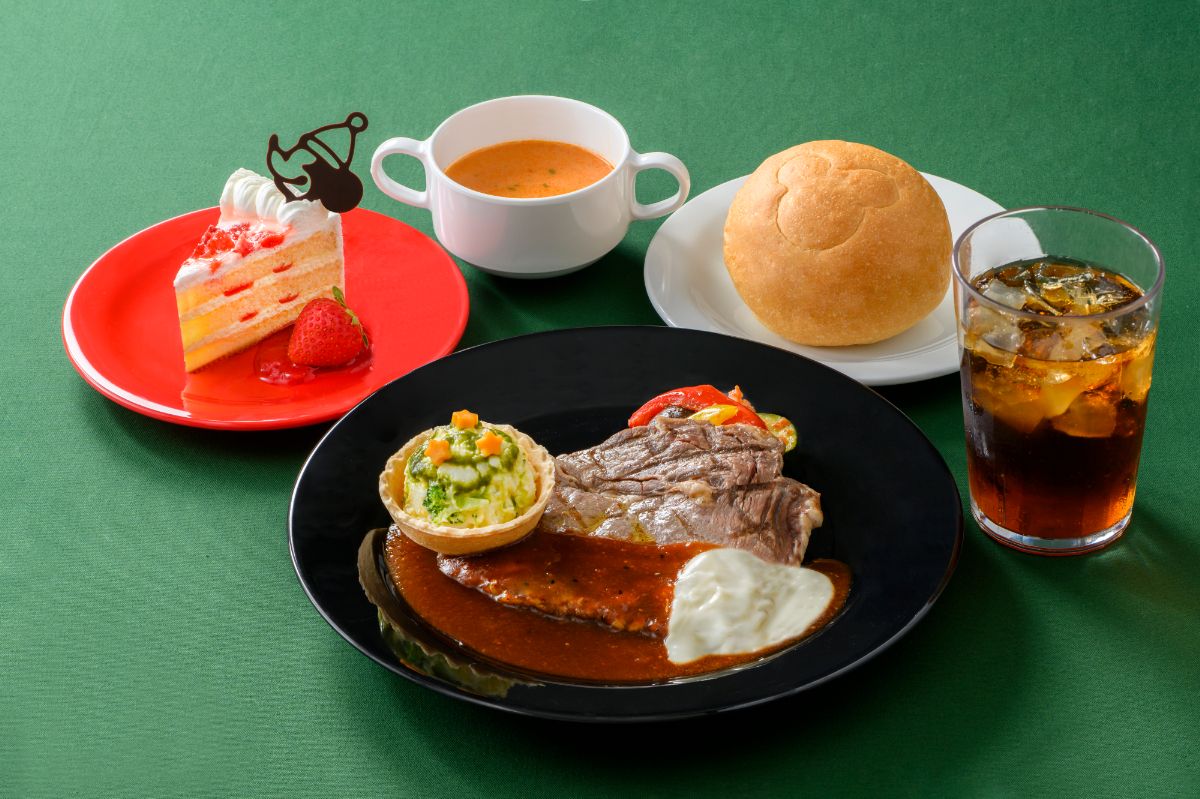 「スペシャルセット」3740円 海老のクリームスープ グリルドビーフ、ブラックペッパー風味のデミグラスソース パンまたはライス ストロベリーショートケーキ ソフトドリンクのチョイス