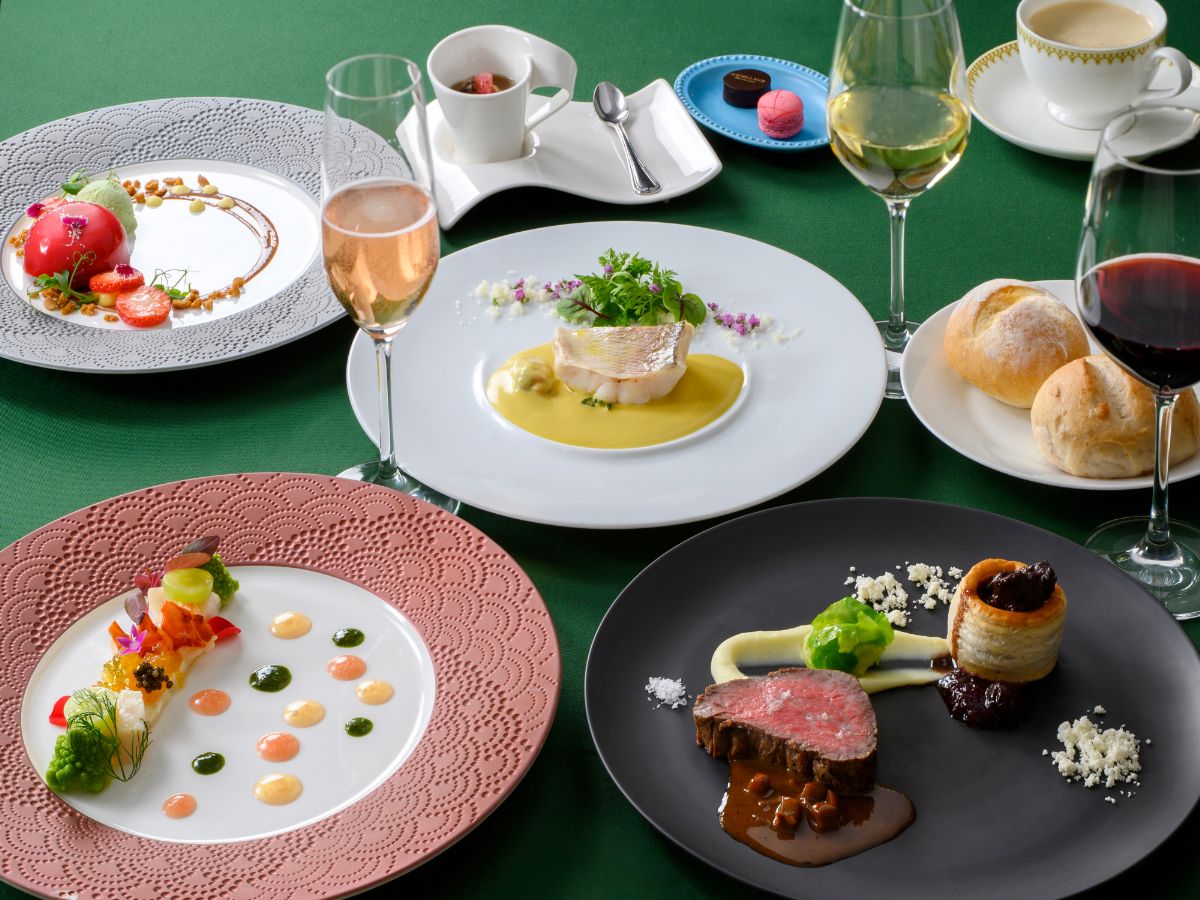 「スペシャルコース、ペアリングワイン付き」1万7500円 トリュフ香る蝦夷鮑のフラン オマール海老と帆立貝のタブレ <スパークリングワイン>ロータリ ブリュット ロゼ（ロータリ） 甘鯛のヴァプール、ムクラードソース <白ワイン>バルミニョール アルバリーニョ（アデガス・バルミ ニョール) 国産牛フィレ肉のロースト、ポルチーニソース <赤ワイン>コート・デュ・ローヌ ルージュ ル・カイユ（ル・ク ロ・デュ・カイユ） パン ラズベリームース、ピスタチオアイス添え ミニャルディーズ コーヒーまたは紅茶