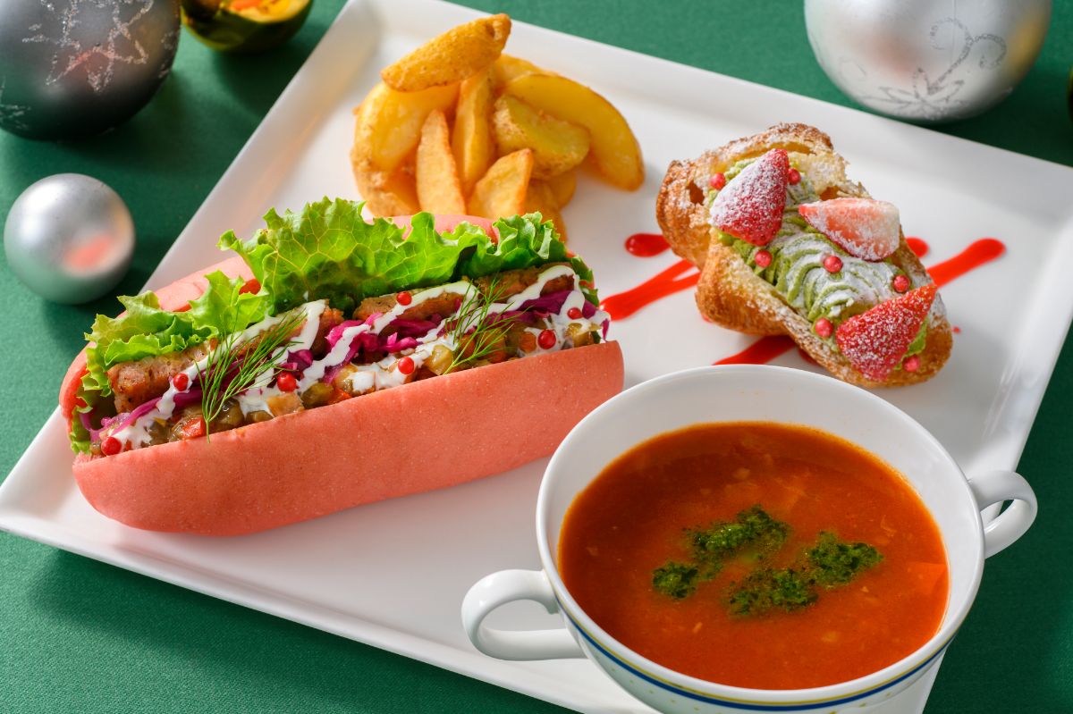 「スペシャルサンドウィッチプレート」3400円 チョリソーとポークと鶏レバーテリーヌのサンド、 シーフードのトマトスープ、フライドポテト、 ストロベリーとピスタチオクリームのポップオーバー