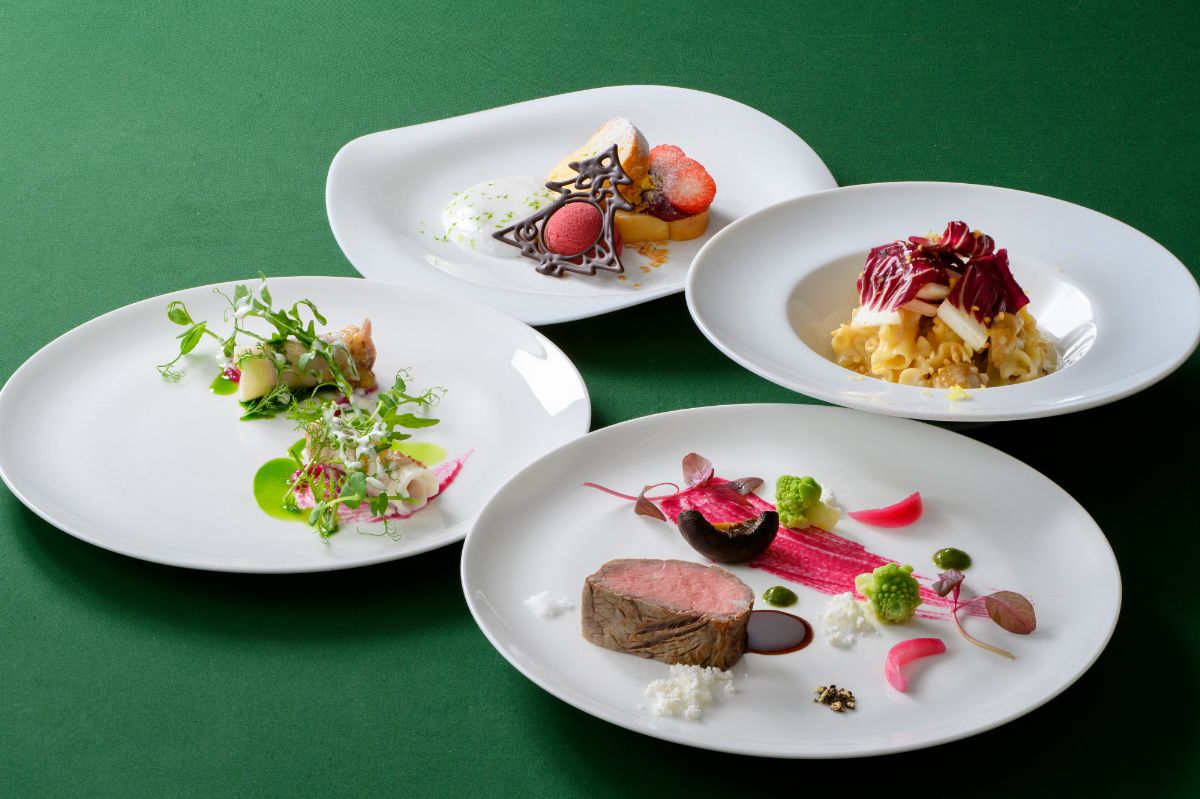 「スペシャルコース」9800円～（※写真は1万4800円） アペタイザー盛り合わせ シェーブルチーズと生ハムのシュー仕立て、サーモンとブロッコ リーのガトー仕立て、蟹のフラン カンパチとほうれん草のムース、マスタードソース　ミナミイセ エビのオーブン焼き 黒毛和牛サーロインのグリルとローストビーフ、マディラ風味 の赤ワインソース　マッケンチーズ添え パン 苺とチョコとピスタチオのヴェリーヌ、ラズベリーソルベ コーヒーまたは紅茶