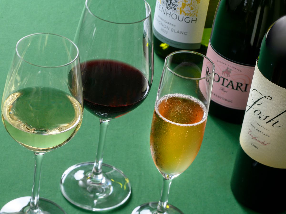 「ソムリエおすすめのペアリングワインセット」4500円 <スパークリングワイン> ロータリ ブリュット ロゼ（ロータリ） <白ワイン> グリーンホフ リバー・ガーデン ソーヴィニヨン・ブラン（グリー ンホフ・ヴィンヤード） <赤ワイン> ジョッシュ・セラーズ　ジンファンデル　ローダイ（ジョッシュ・セ ラーズ）