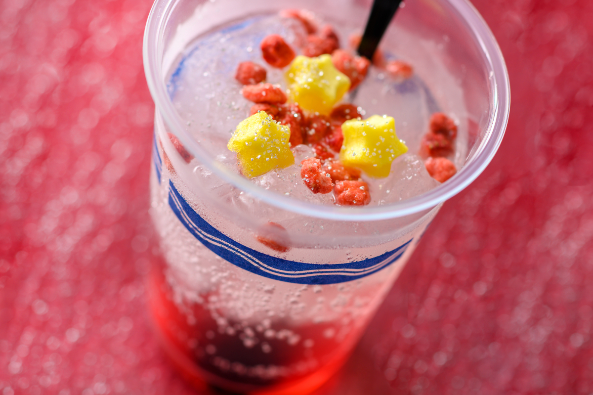 「スパークリングカクテル（ジン＆サングリアシロップ）1杯830円