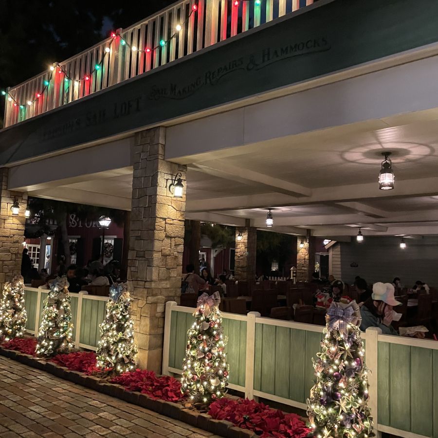 レストラン前のミニーツリーもキュート