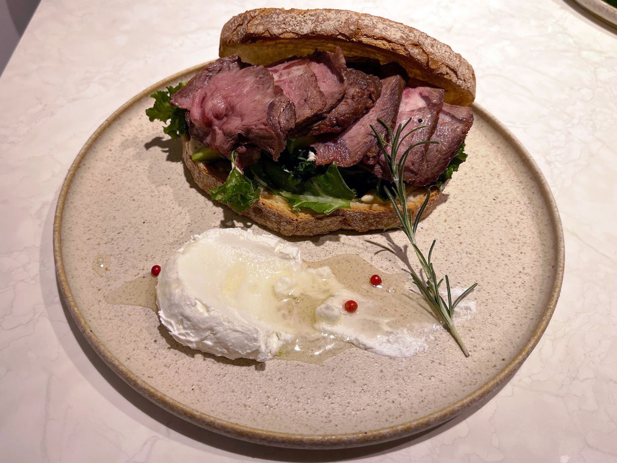 「炭火ローストビーフサンド」2200円　※数量限定