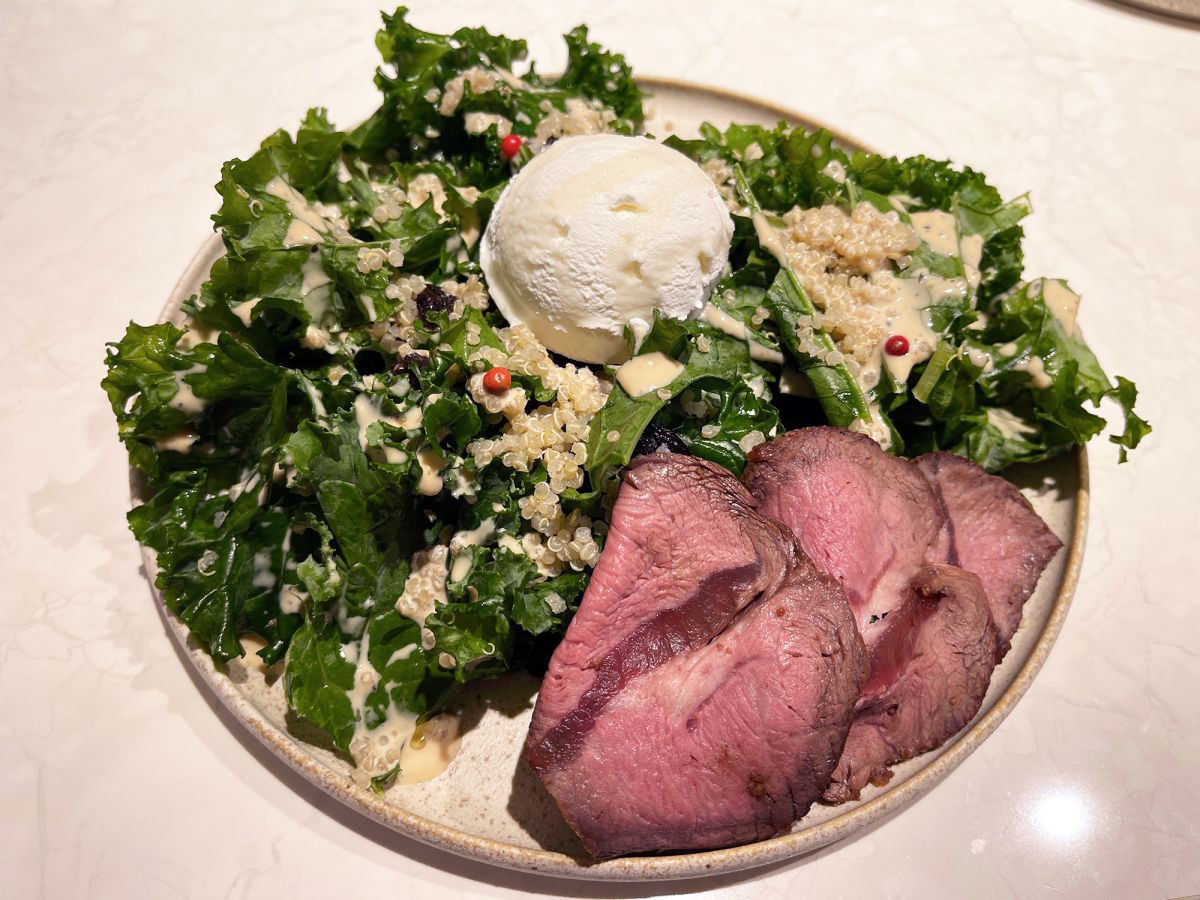 「炭火ローストビーフ&ケールサラダ」1780円　※数量限定