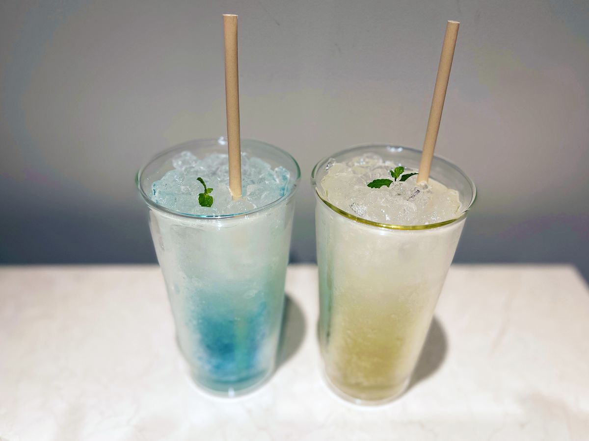 （写真左から）「Whey Drink（ラムネ）」、「Whey Drink（レモネード）」各880円