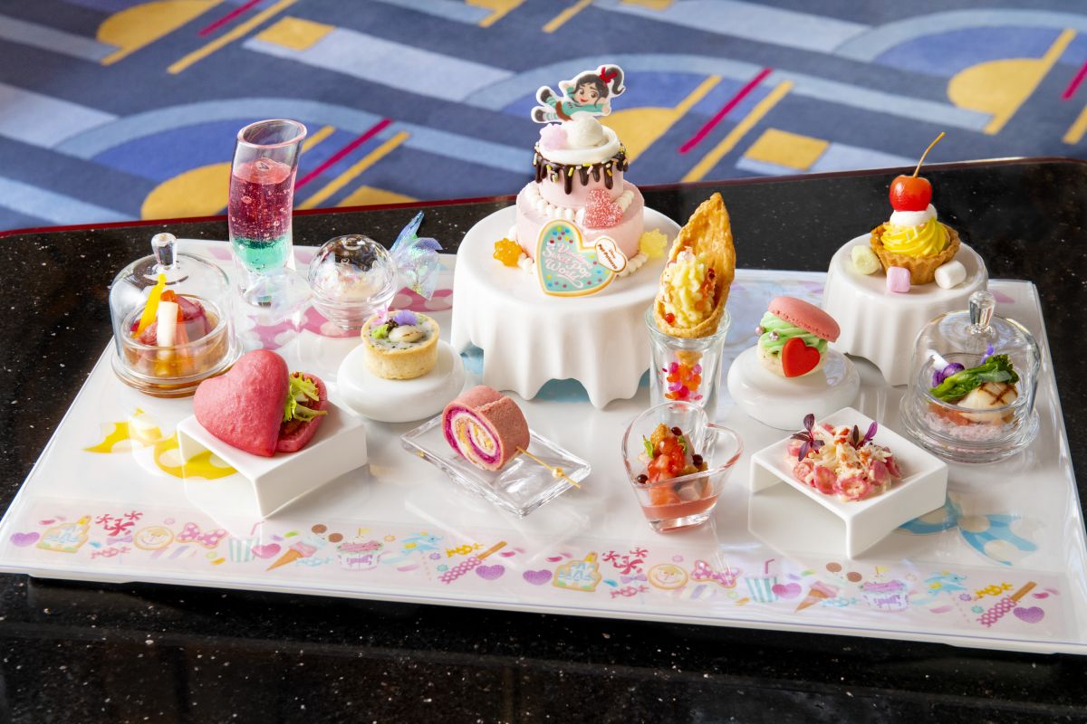 ディズニーアンバサダーホテル 「ハイピリオン・ラウンジ」（ロビーラウンジ） ディズニー・パルパルーザ “ヴァネロペのスウィーツ・ポップ・ワールド” プレミアムスウィーツセット