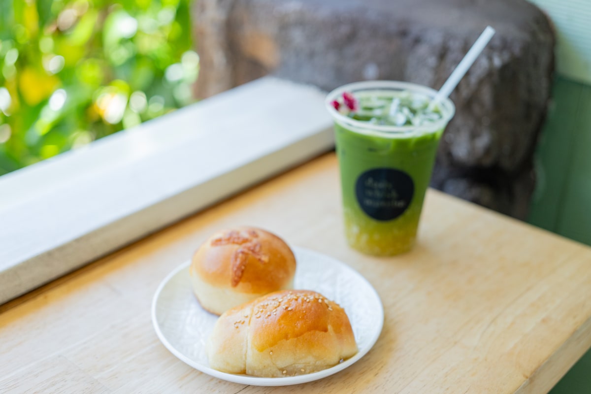 シンプルソルト＆バターパン＄2（手前）、チーズ＆マッシュルームパフ＄3