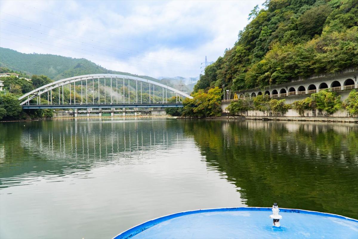 遊覧船から見られる相模湖大橋と嵐山洞門