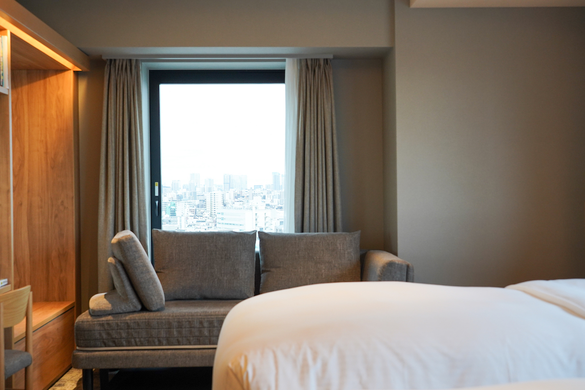 「The Premium Book Room」は角部屋なので窓が多方面にあります