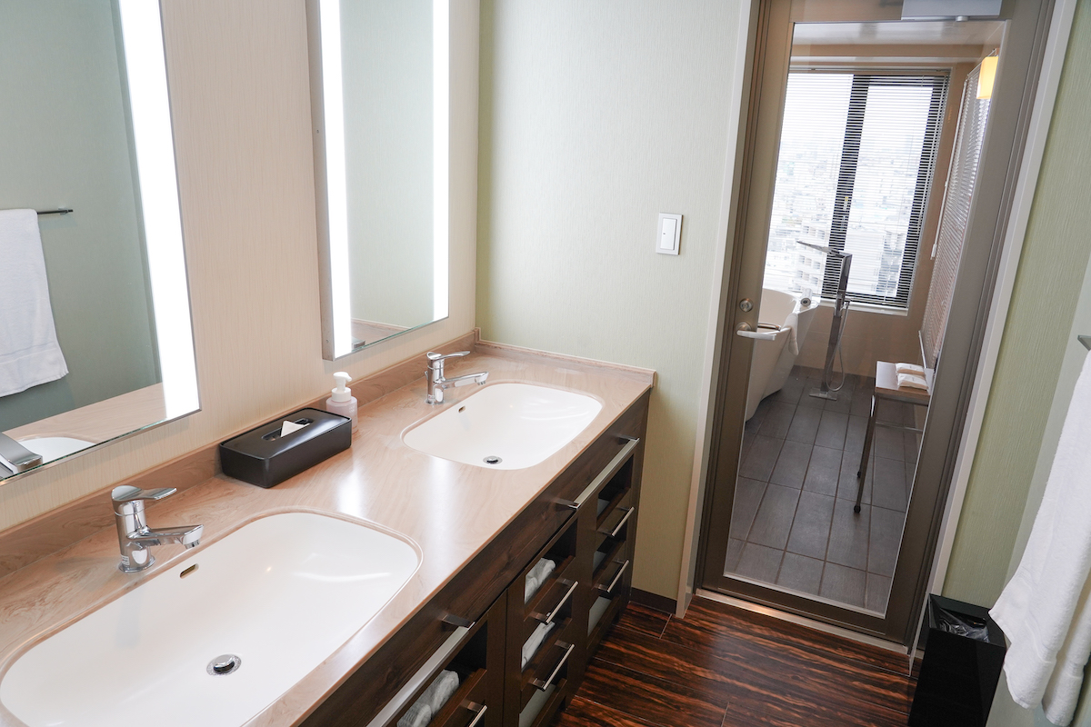 数人での宿泊でも混みあわず使える広い洗面所