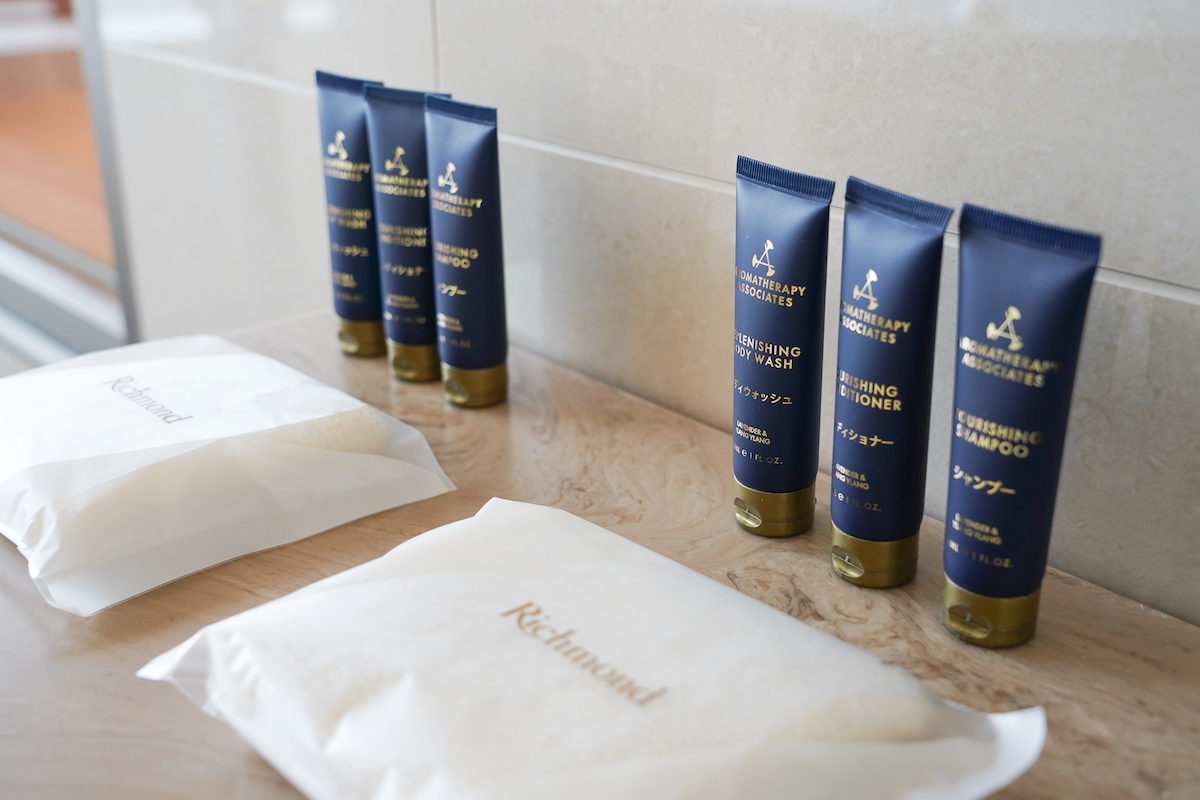 バスルームにはシャンプー、コンディショナー、ボディウォッシュ、ウォッシュタオル