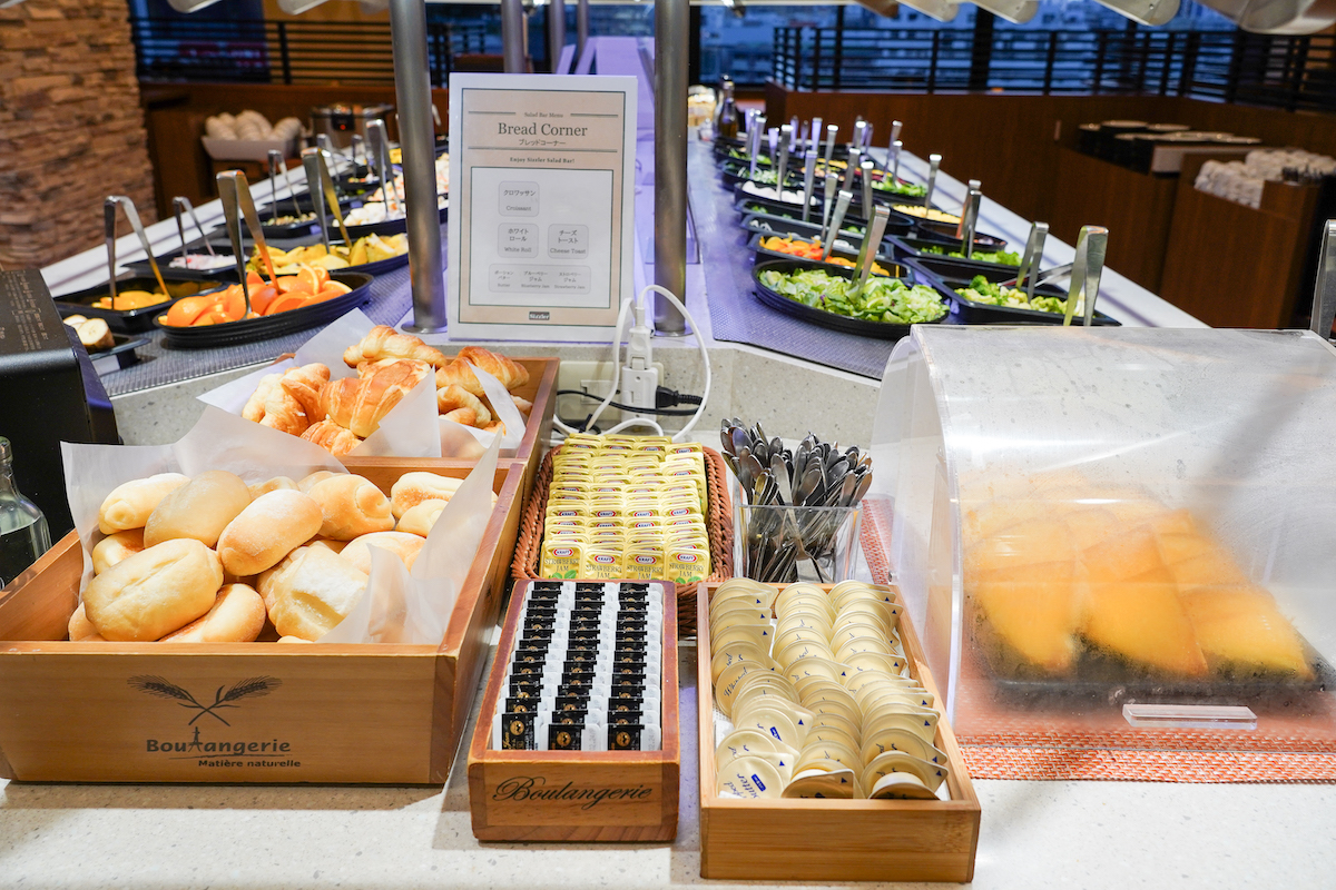 パンはクロワッサン、ホワイトロール、チーズトーストがラインナップ
