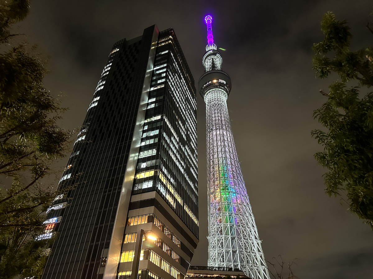 ホテルエントランスから見える東京スカイツリー®と東京ソラマチ®