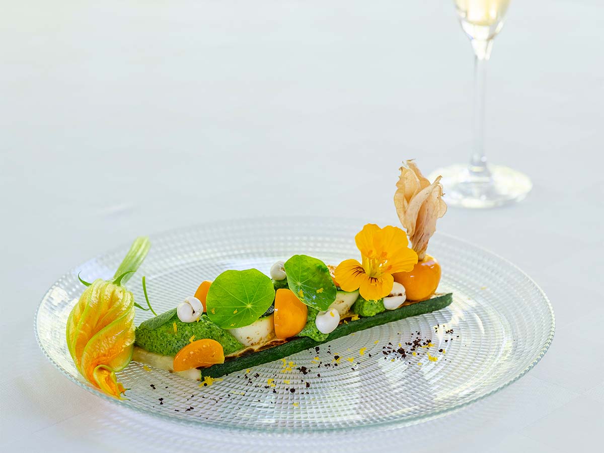  HOTEL KURBIOのフレンチマクロビプランの夕食は７品のコース仕立て。この日の前菜は、ズッキーニとほおずきのタルティーヌ