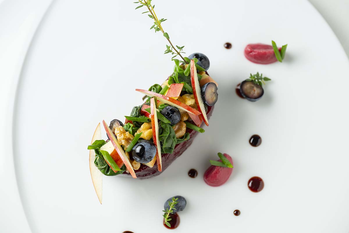 メインはビーツのロースト。メインにオーガニックビーフと信州ジビエ（鹿肉）のどちらかを選ぶプランもある