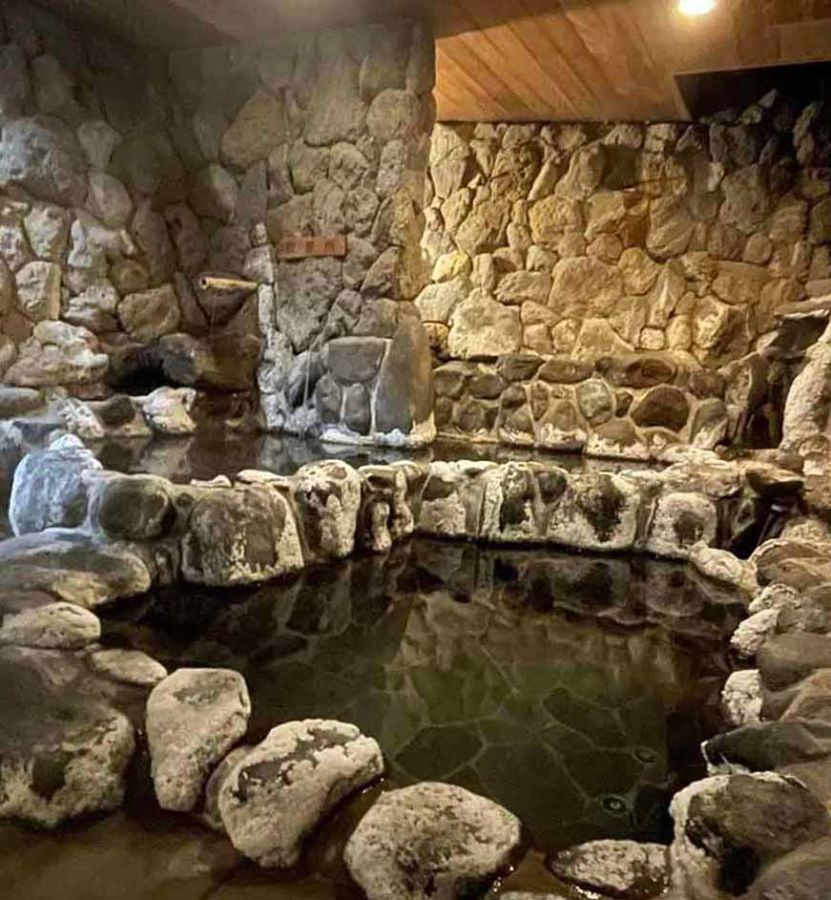 松崎町の名所、室岩洞をイメージした女性限定の「岩室風呂」