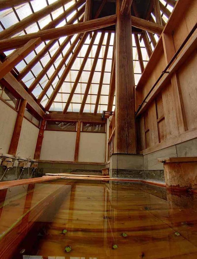 趣のある唐傘天井を見上げながら、檜風呂に満たされたかけ流しの湯を堪能