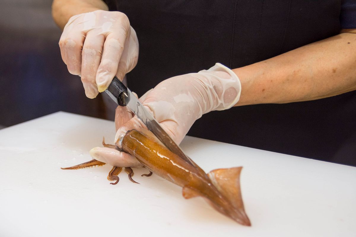 えきに市場の「元祖いか釣り」。釣り上げたイカはその場でスタッフが手早くさばいて、刺し身にしてくれます。