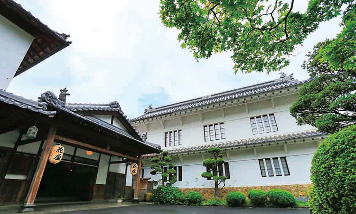 風格のある玄関（左）とダイニングのあるお城棟（右）