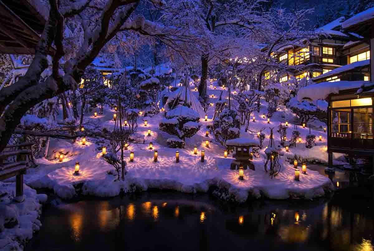 冬の風物詩、雪見ろうそくは12月から2月まで楽しめる