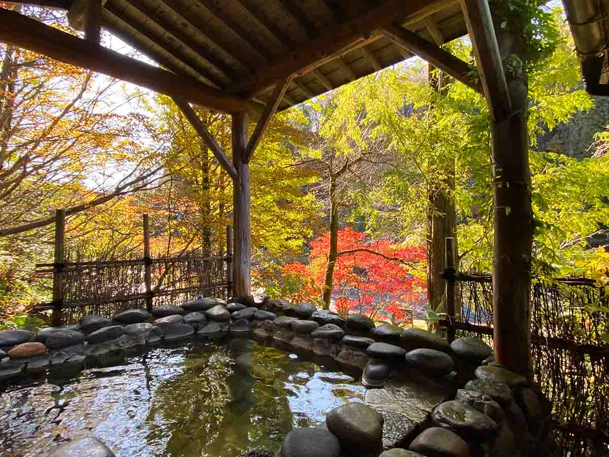 五十嵐川の石で組んだ石湯。強食塩冷鉱泉のしょっぱ い温泉は、昆布茶のような味
