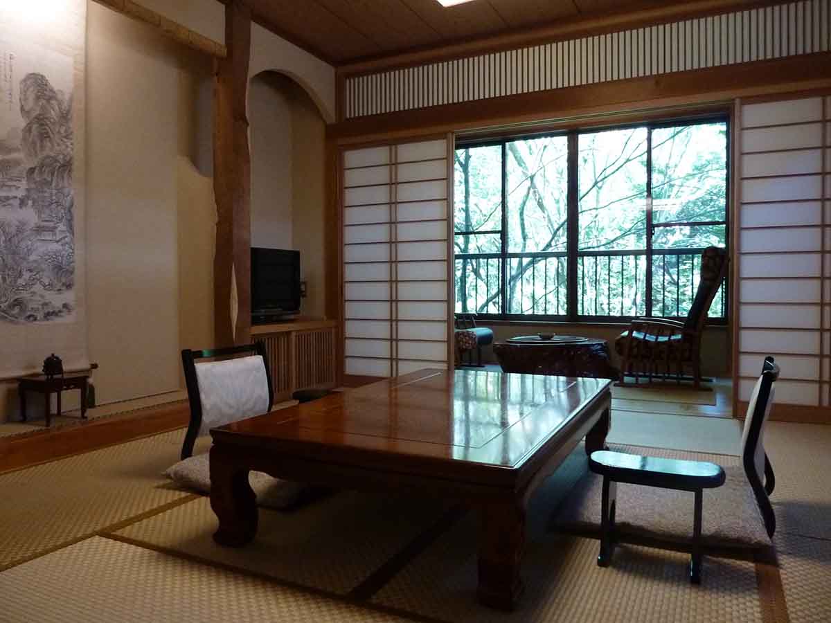 心落ち着く和室では、反下川のせせらぎが心地よく響く