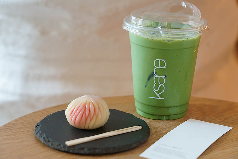 抹茶ラテのコスタル・ブリーズB200と練り切りB140