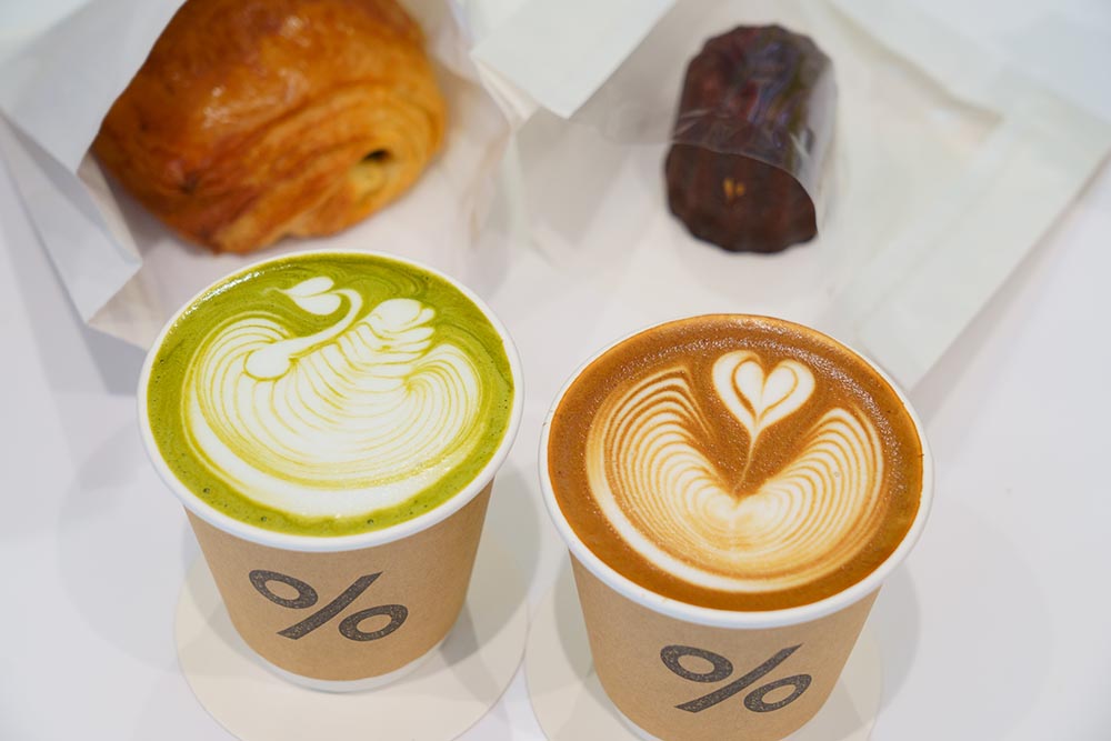 チョコレートデニッシュB110（左奥）、カヌレB80（右奥）、抹茶ラテB155～（左手前）、ダークラテB170～（右手前）