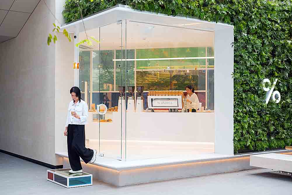 陽の光がたっぷり差し込むガラス張りのカウンター