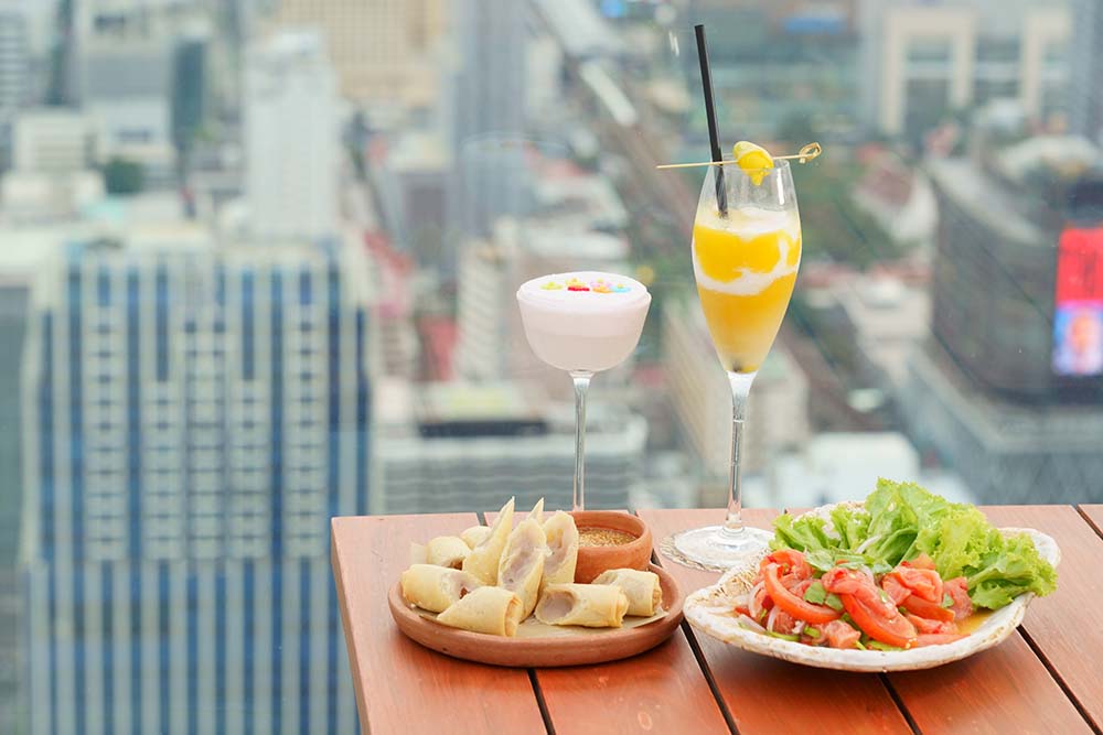 ソンクランB620（左奥）、マンゴー・スティッキー・ライスB620（右奥）、タロイモの春巻きB320（左手前）、スパイシー・サーモンサラダB590（右手前）