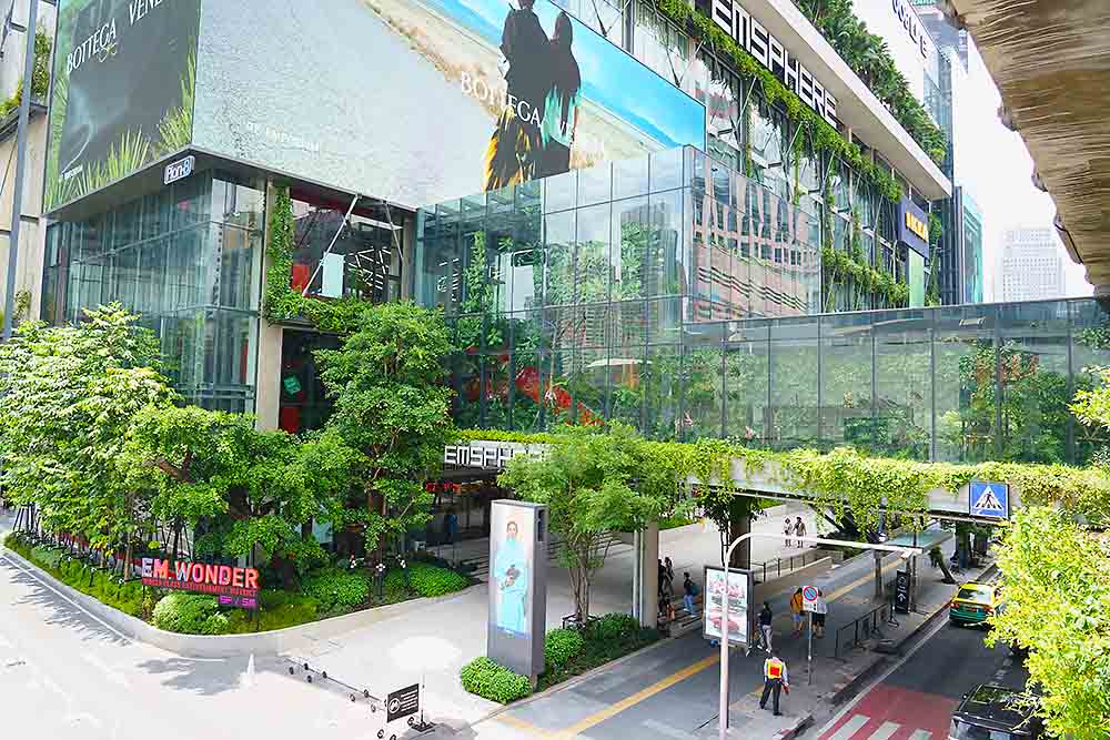 地上6階建て、延べ床面積約20万㎡を超える広大な敷地