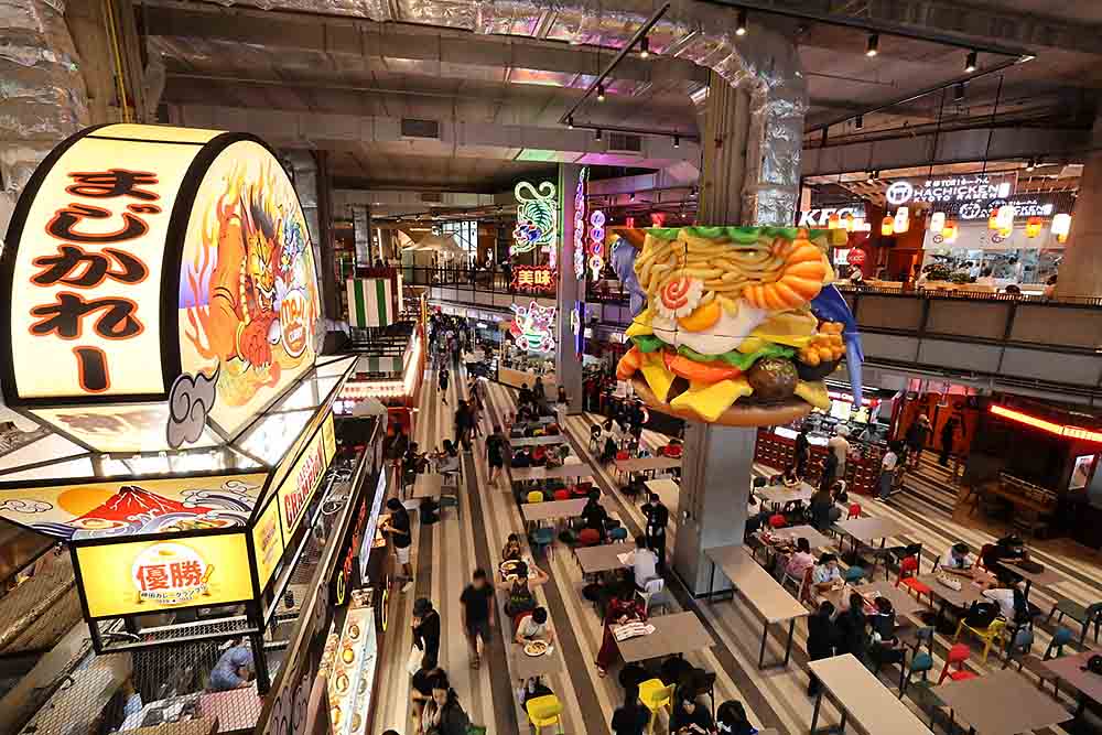 フードコートのほか、レストランやカフェも充実している