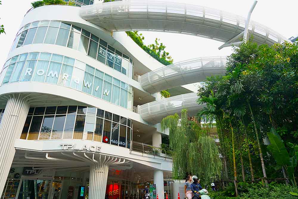 建物同士をつなぐスロープが目を引く外観