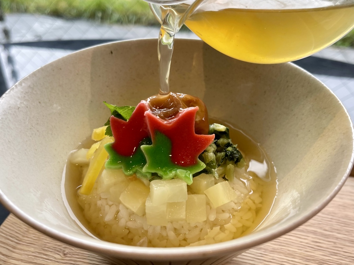 南高梅やお漬物をのせたご飯に特製精進だしをかけて味わう