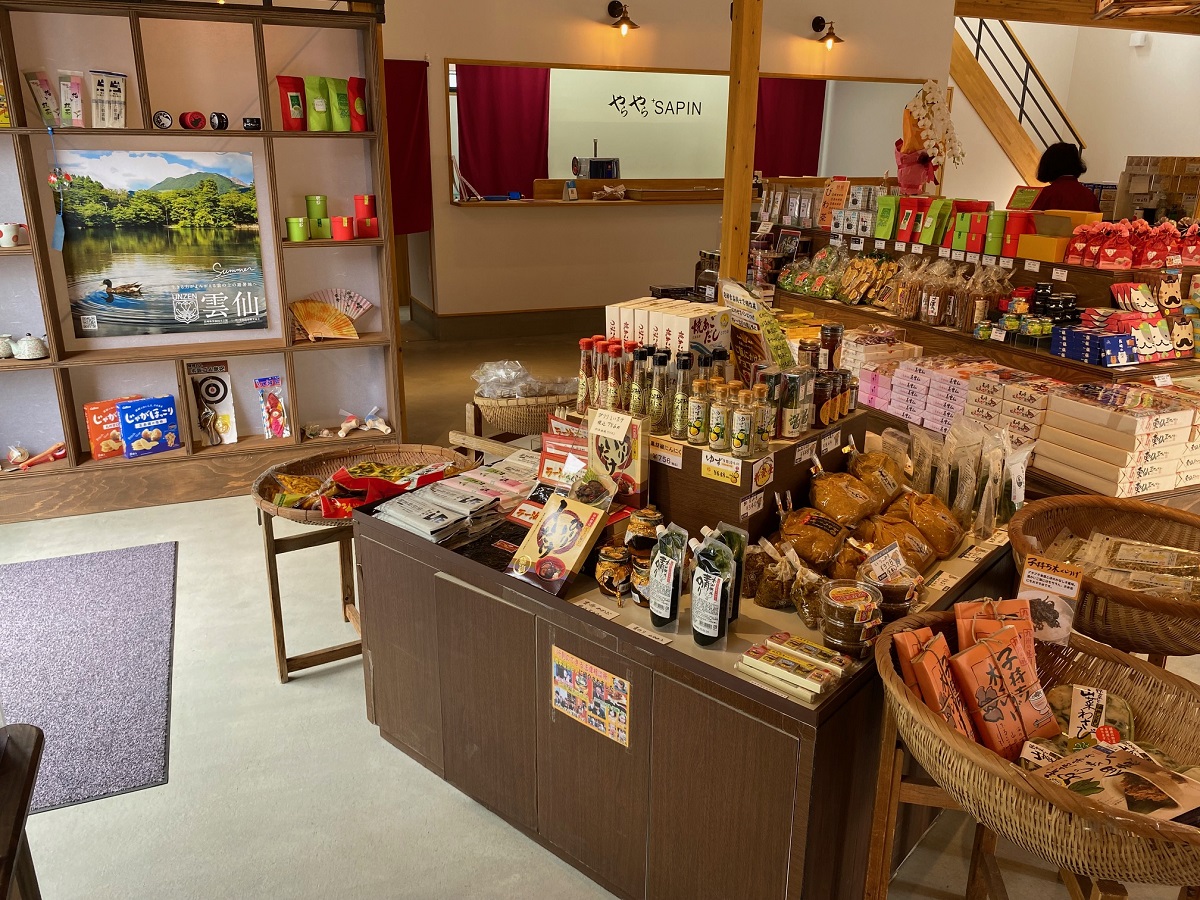 店内は、木材がふんだんに使われて暖かみがある雰囲気