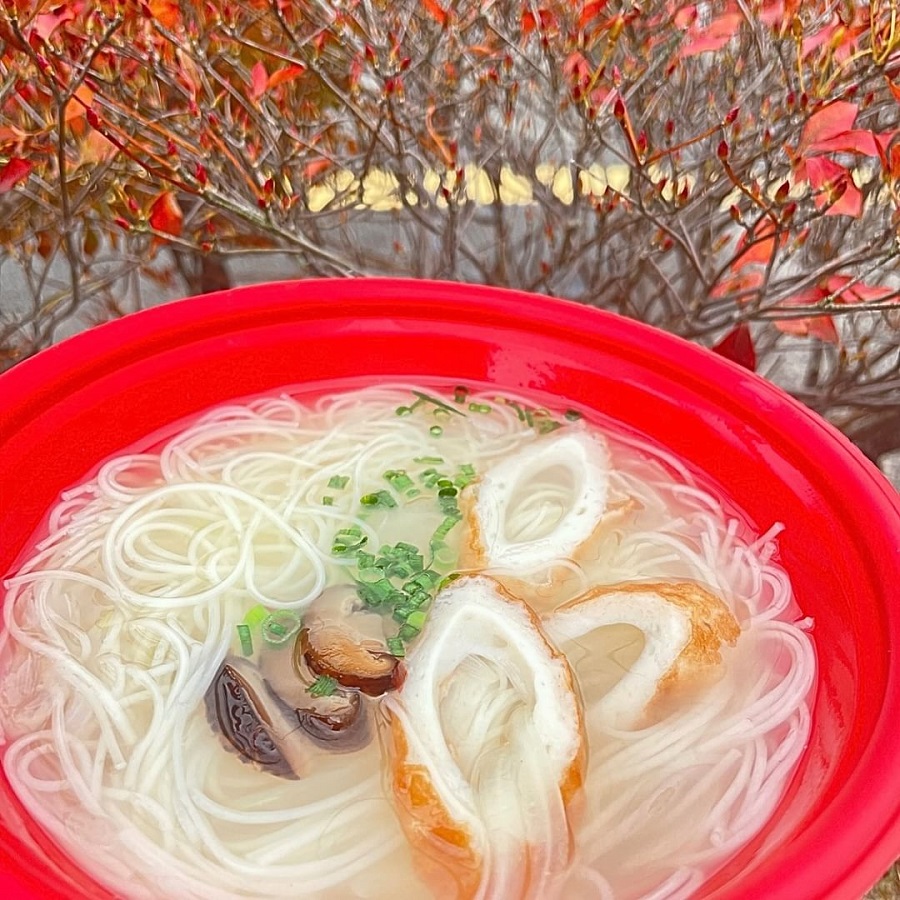 地獄そうめんは、島原特産の素麺を温かい汁で食べる郷土料理。具材はちくわ、しいたけ、ネギとシンプル