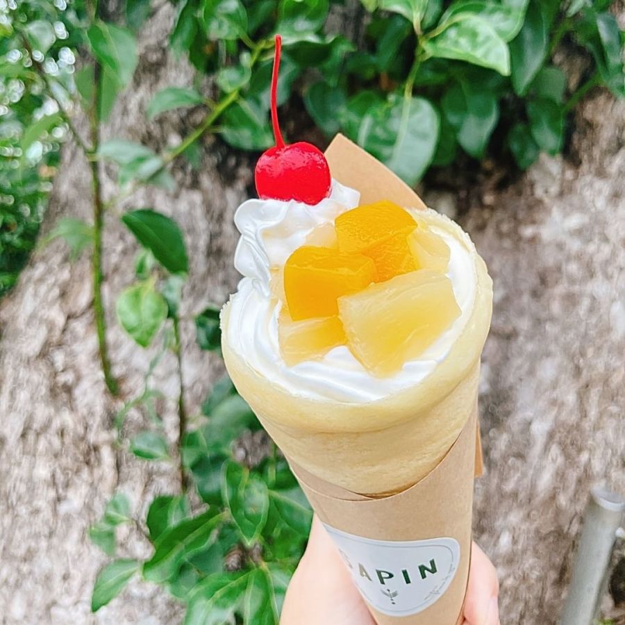 シースケーキとは、長崎人ならだれもが知る生クリームとカスタードをスポンジで挟み、黄桃＆パインのシロップ煮がのったケーキ