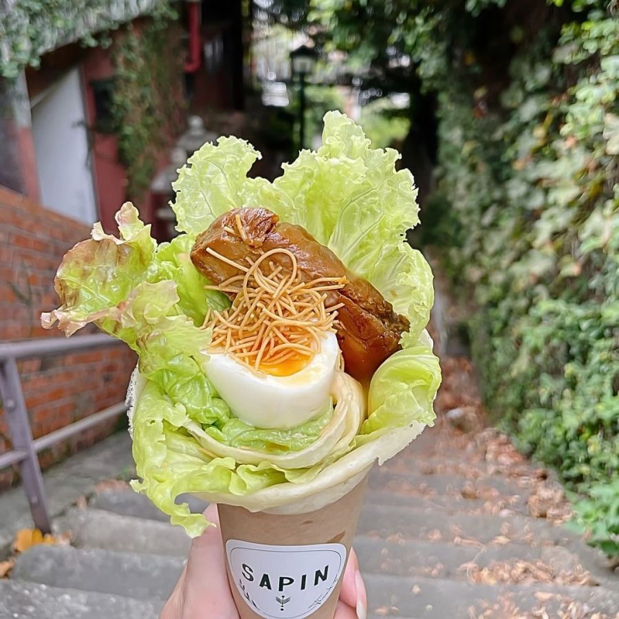 ボリュームたっぷりの角煮が入ったお食事クレープ。皿うどんの麺がトッピングされています
