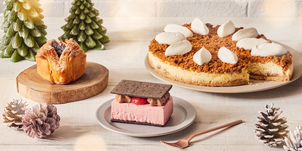 【スタバ新作】華やかイチゴ×チョコケーキが登場♪「ホリデーシーズン第2弾フード」が発売。ドーナツなど、スイーツ4種をご紹介