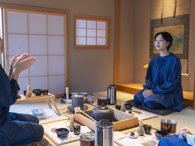 専任スタッフは英語も堪能。茶道の歴史や道具の説明もしてくれます。