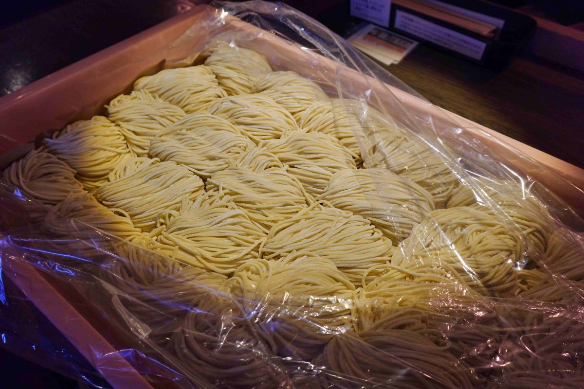 麺は小林製麺の中太ストレート麺を使用
